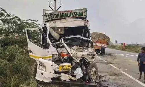 అనంతపురంలో లారీ-ట్రక్కు ఢీ.. ముగ్గురు మృతి