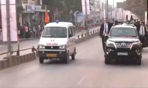 కాన్వాయ్ను ఆపి.. అంబులెన్స్కు దారిచ్చిన ప్రధాని మోదీ