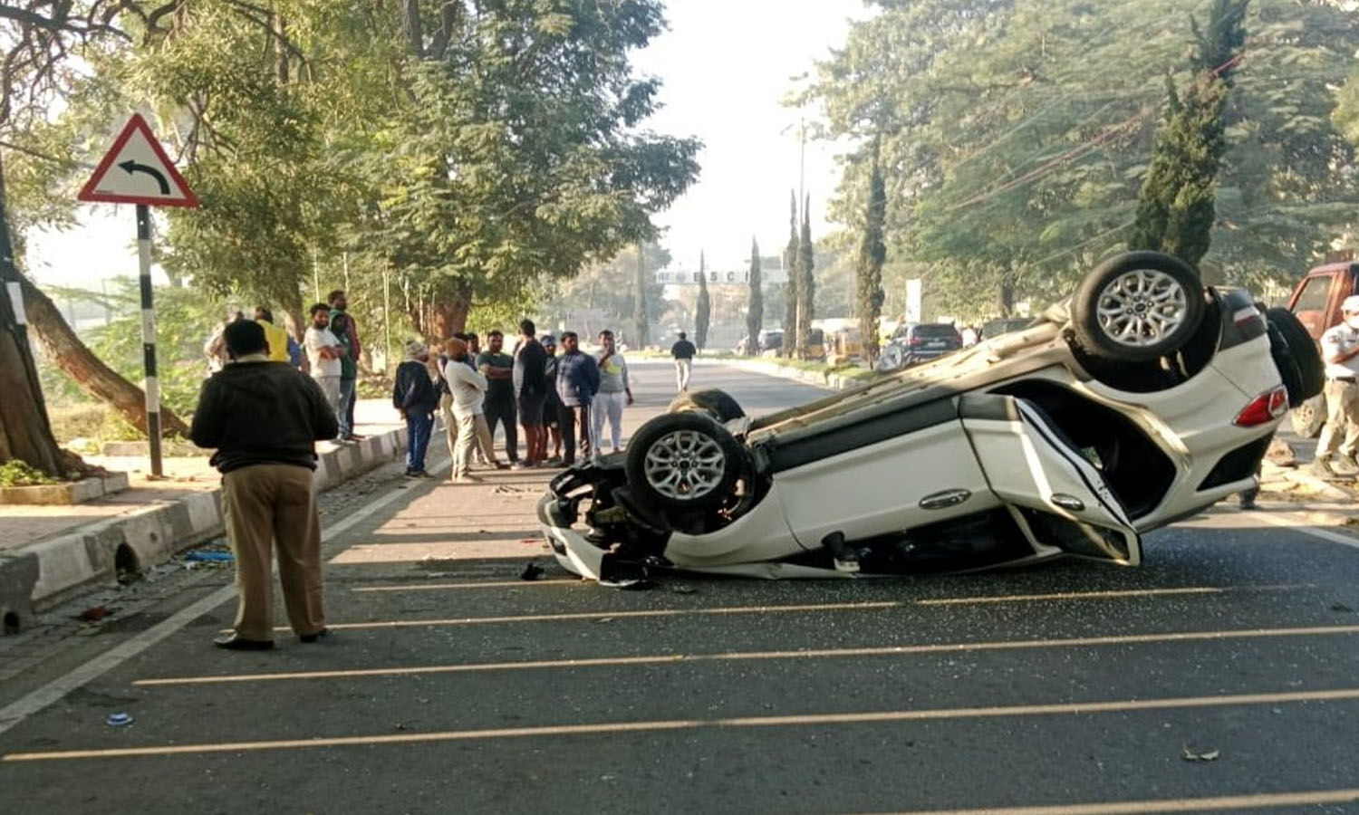 గచ్చిబౌలిలో కారు ప్రమాదం, ఒకరు మృతి, ముగ్గురికి గాయాలు hyderabad car