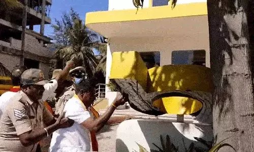 నేమ్ బోర్డు ఇంగ్లీష్ లో ఉందా.. పగలగొట్టేయడమే..!
