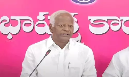 brs, kadiyam srihari, 22 cars, congress, telangana,