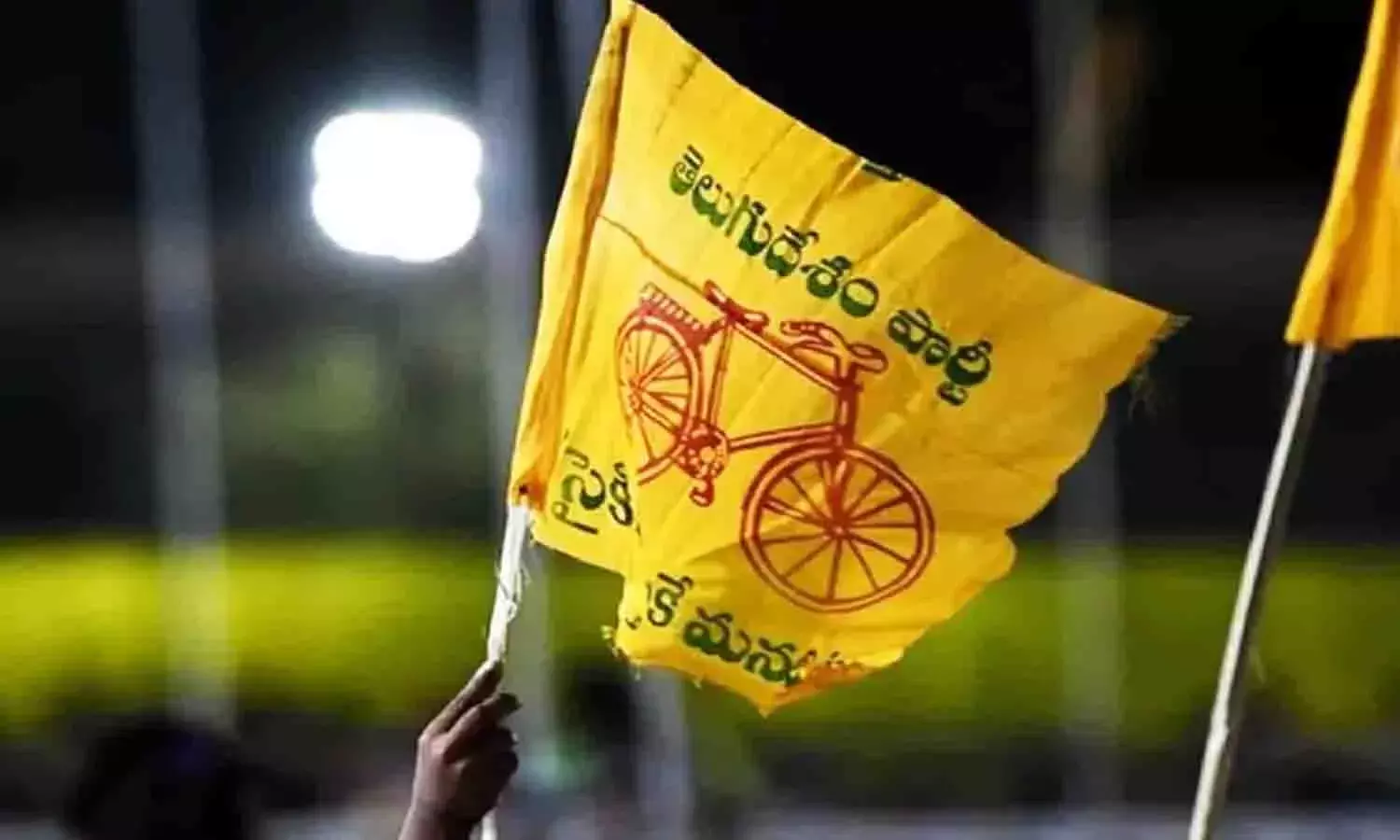 పోస్టర్లలో చిన్నగా ఫోటో.. గొడ‌వ‌ప‌డిన‌ టీడీపీ శ్రేణులు