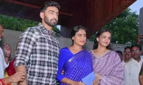 అన్నను కలిసిన వైఎస్ షర్మిల