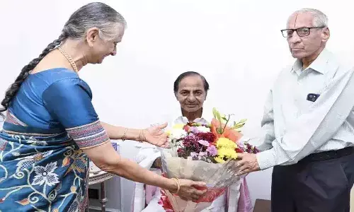 కేసీఆర్ను పరామర్శించిన మాజీ గవర్నర్ నరసింహన్ దంపతులు