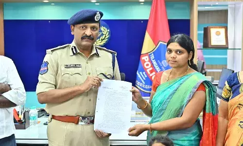 telangana, cm revanth reddy,  job,  constable wife,