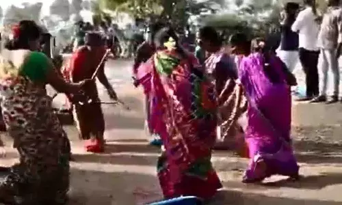 కోలాటం ఆడుతూ కుప్పకూలిన మహిళ