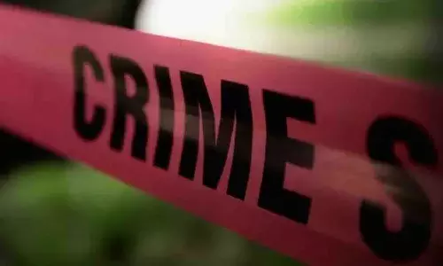 కారులో వెళుతున్న వ్యక్తిపై కాల్పులు జరిపిన దుండగులు