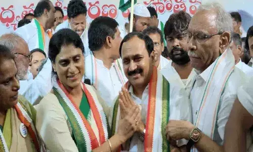 కాంగ్రెస్లో చేరిన వైసీపీ ఎమ్మెల్యే ఆళ్ల రామకృష్ణారెడ్డి