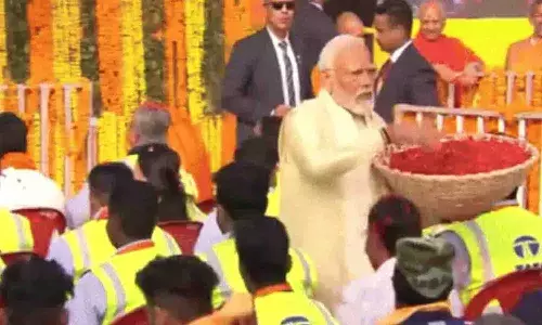 వారి మీద పూల వర్షం కురిపించిన ప్రధాని మోదీ