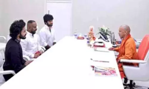 సీఎం యోగిని కలిసిన హనుమాన్ టీమ్