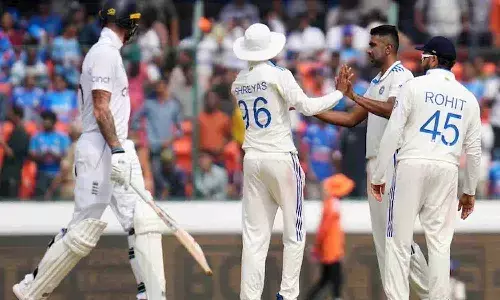 హైదరాబాద్ టెస్టులో పోరాడుతున్న ఇంగ్లండ్ జట్టు