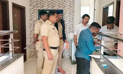 Woman techie shot dead, Pune,  hotel room, Crime news