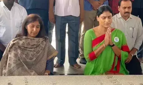 రెండు గంటల పాటు చర్చలు జరిపిన షర్మిల, సునీతారెడ్డి