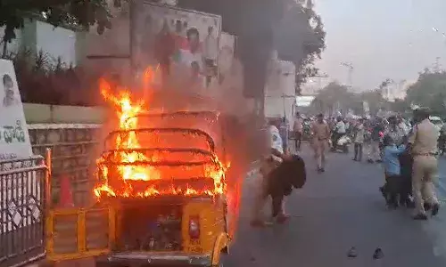hyderabad, praja bhavan, auto driver, fire,