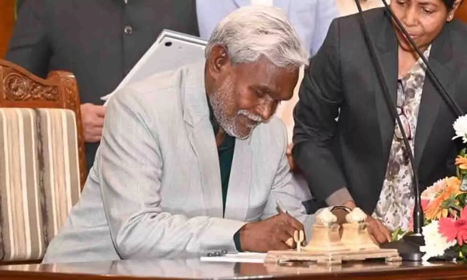 ముఖ్యమంత్రిగా ప్రమాణ స్వీకారం చేసిన చంపాయ్ సోరెన్