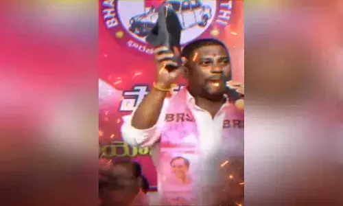 చెప్పు చూపించిన బీఆర్ఎస్ నేత బాల్క సుమన్