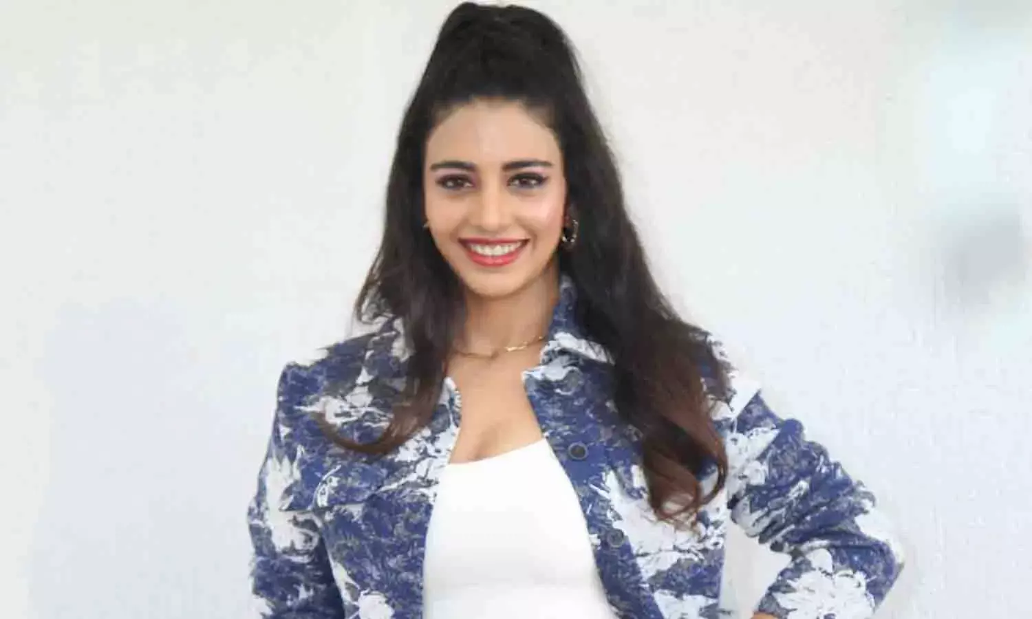 హీరోయిన్ కు ఎదురైన ఇబ్బందికరమైన ప్రశ్న.. అయినా కూడా..