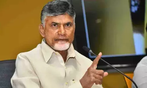 వాలంటీర్లను హెచ్చరించిన చంద్రబాబు నాయుడు