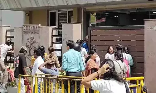 పిల్లలను స్కూల్స్ నుండి పంపించేశారు.. జల్లెడ పడుతున్న పోలీసులు