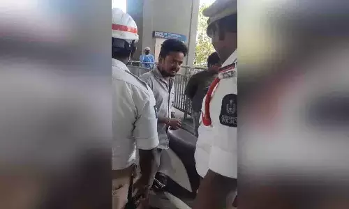 న‌డిరోడ్డుపై యువ‌కుడు వీరంగం