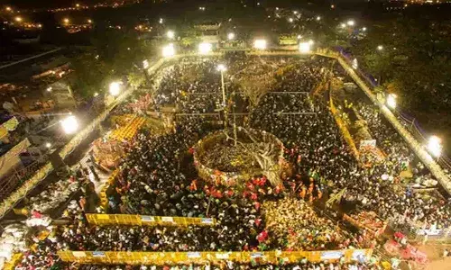 మేడారంలో కీలక ఘట్టం.. చిలకలగుట్ట దిగిన సమ్మక్క