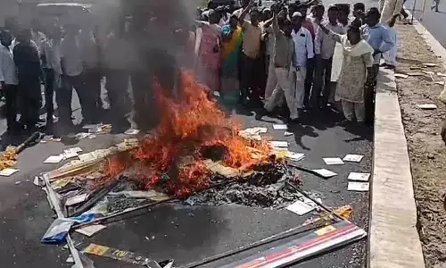 పెనుకొండలో రోడ్ల మీదకు వచ్చిన టీడీపీ కార్యకర్తలు.. అనకాపల్లిలోనూ..!