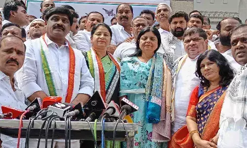 గ్రేటర్లో బీఆర్ఎస్కు భారీ షాక్.. కాంగ్రెస్లో చేరిన డిప్యూటీ మేయర్