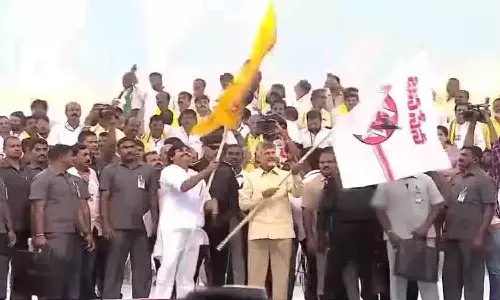 చంద్రబాబు చేతిలో జనసేన జెండా.. పవన్ చేతిలో టీడీపీ జెండా