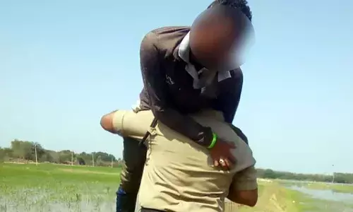 Karimnagar, cop saves farmer,  Betigal, Jammikunta
