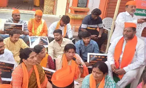 నిరాహార దీక్షకు దిగిన‌ హైదరాబాద్ బీజేపీ ఎంపీ అభ్యర్థి మాధవిలత