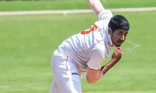 ధోనీని ఆదర్శంగా తీసుకుని బ్యాట్స్మెన్ను ఇబ్బంది పెడుతున్న బౌలర్.!