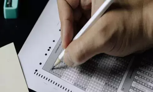 గ్రూప్-1 ప్రిలిమ్స్ పరీక్షలో కాపీ కొట్టడానికి ప్రయత్నించి..