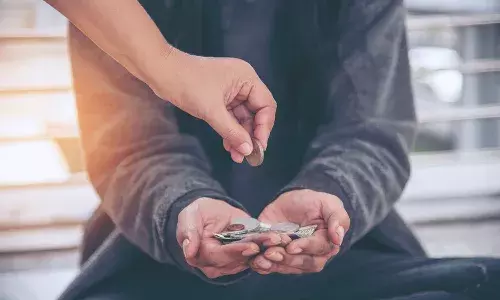 విజిటింగ్ వీసాతో వెళ్లి అడుక్కుంటూ ఉన్నారు.. అడ్డంగా దొరికిపోయారు