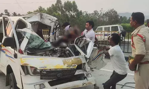 truck van collision, Visakhapatnam, APnews, Crime