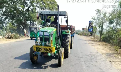 ట్రాక్టర్ డ్రైవర్ సీటు బెల్ట్ పెట్టుకోలేదట..!