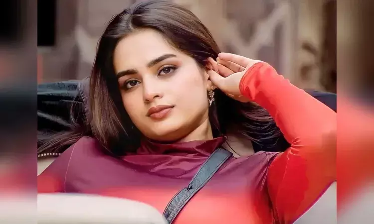 అసలు ఆ యాంగిల్స్ ఏమిటి? మీరు ఎక్కడ జూమ్ చేస్తున్నారు.. అయేషాకు కోపం వచ్చేసింది