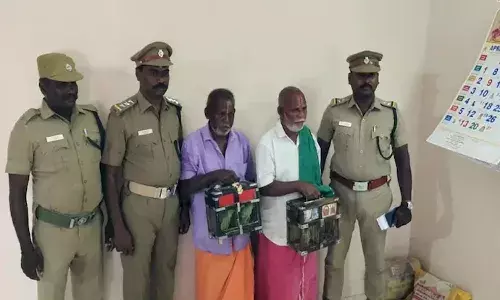 డీఎంకే గెలవదన్న చిలుక.. తమిళనాడు పోలీసులు ఏమి చేశారంటే.?