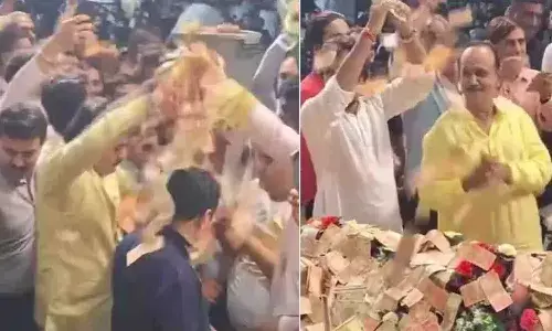 బీజేపీ, కాంగ్రెస్ అభ్యర్థులపై బకెట్లతో డబ్బుల వర్షం కురిపించారు..!