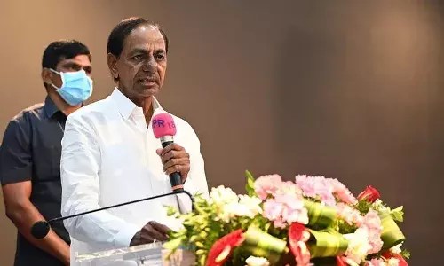 కేసీఆర్ ఫామ్ హౌస్ వద్ద ఆందోళన