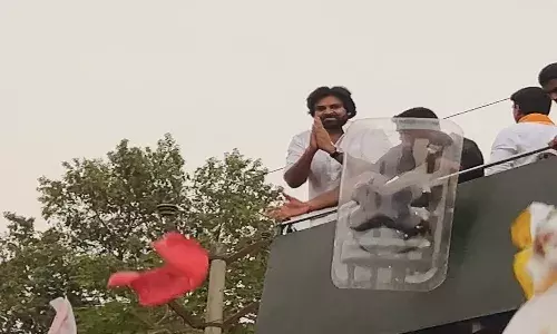 stone attack,  pawan kalyan, janasena, andhra pradesh,