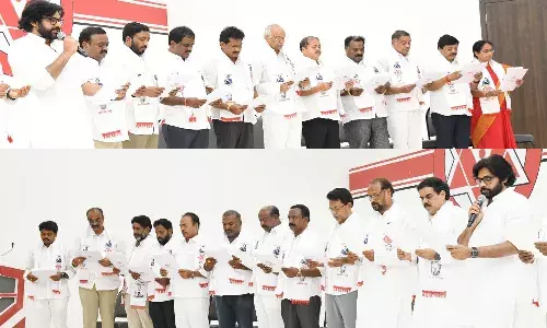 బీఫామ్స్ అందించిన జనసేనాని.. ఒకరికి మాత్రం మిస్