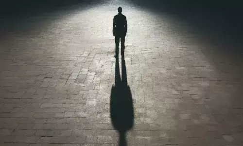 భార్య కొడుతోంది.. విడాకులు ఇప్పించండి : గాయాలు చూపించిన భర్త(వీడియో)