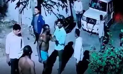 పోలీసులపై రాడ్లతో దాడి చేసిన నైజీరియన్స్