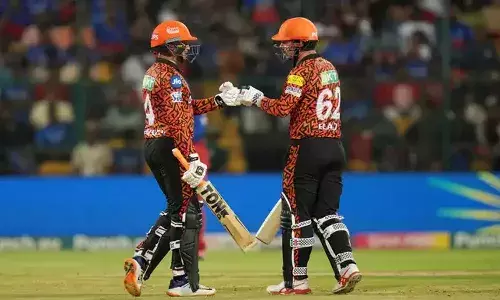 పవర్ ప్లేలో విధ్వంసం సృష్టించిన సన్ రైజర్స్ ఓపెనర్లు