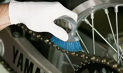 చైన్‌ను ప‌ట్టించుకోకుండానే బైక్‌ను న‌డుపుతున్నారా.?