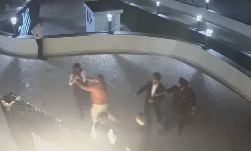 తాగిన మత్తు.. ఎవరో కూడా తెలియని వ్యక్తిని హోటల్ టెర్రస్ నుండి తోసేశారు..!