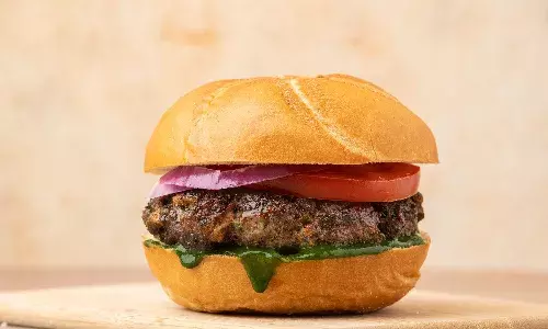 ప్రియురాలి కోసం ఆర్డర్ చేసిన బర్గర్ తిన్నాడని స్నేహితుడిని చంపేశాడు..!