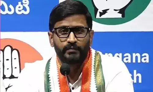 అమరవీరుల స్థూపాన్ని పసుపు నీళ్లతో శుద్ది చేసిన కాంగ్రెస్ ఎమ్మెల్సీ