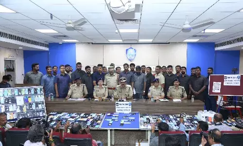 cell phone,  gang arrest, hyderabad, commissioner srinivas reddy,
