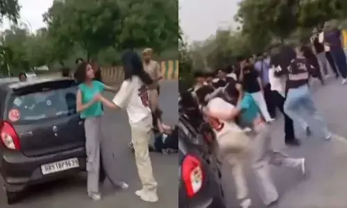 Viral Video : నడిరోడ్డుపై జుట్లు పట్టుకుని కొట్టుకున్న నలుగురు అమ్మాయిలు